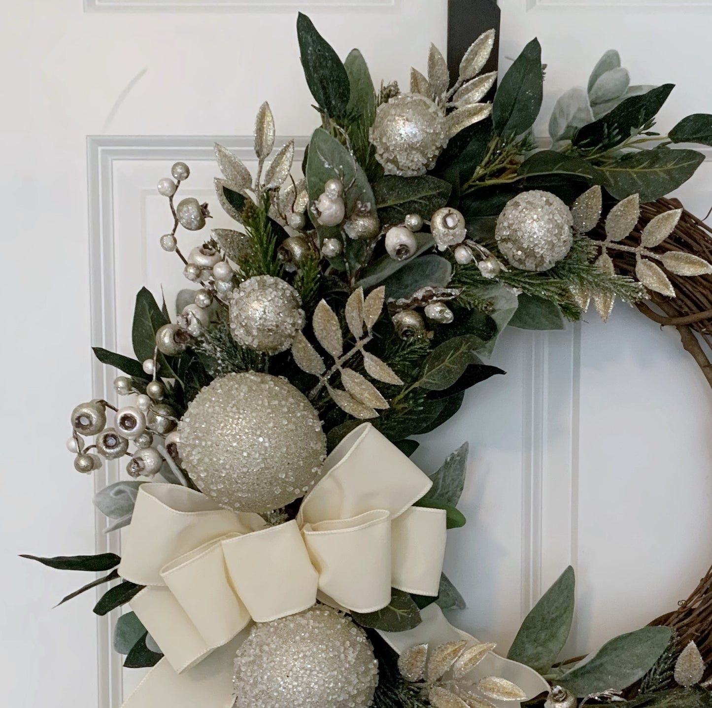 Modern Christmas Wreath with Gold and Silver
