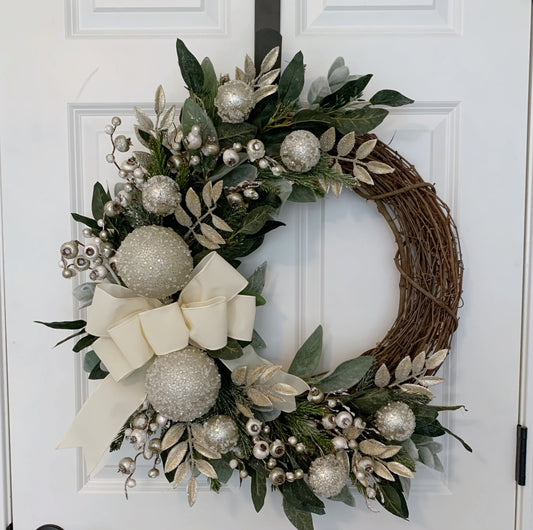 Modern Christmas Wreath with Gold and Silver